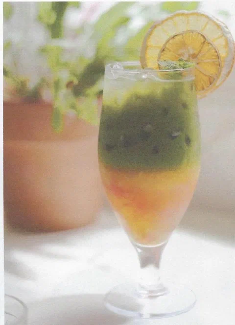 Ade de naranja, mango y matcha, con rodaja de fruta deshidratada de decoración