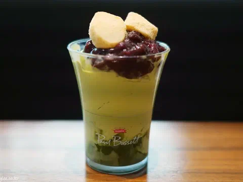 Matcha au lait de azuki, con crema y granos de azuki encima