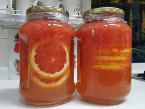 Té de jazmín con toronja, servido con hielo
