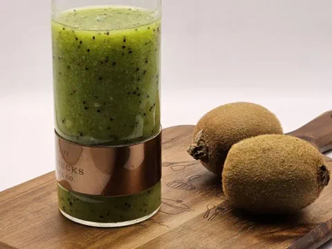 Té verde de kiwi, con una rodaja de kiwi encima