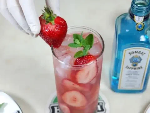Smash de fresa y menta, con una fresa fresca de decoración
