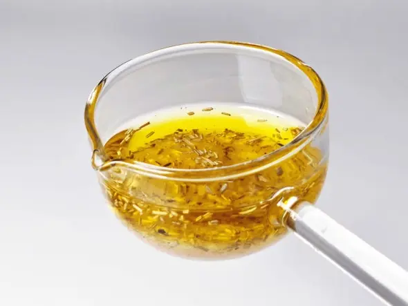 Aderezo de ajo y hierbas, aceite de oliva dorado con hierbas secas