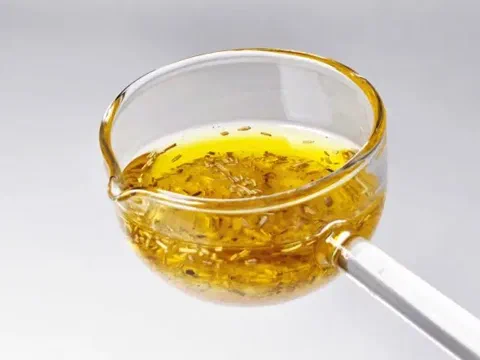 Aderezo de ajo y hierbas, aceite de oliva dorado con hierbas secas