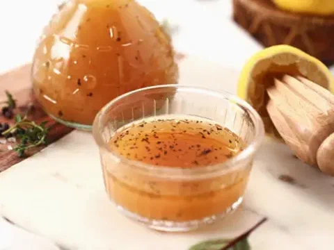 Aderezo italiano en un bowl de vidrio, con mostaza a la antigua y hierbas