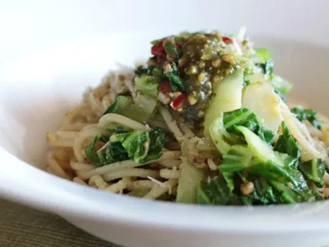 Espagueti con col china y anchoas, con tomate cherry y ají seco