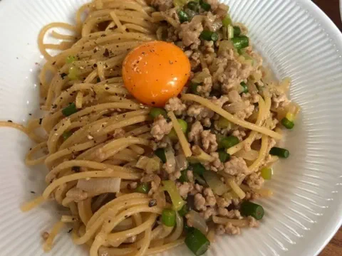 Fideos taiwaneses con salsa de carne, con cebolla china y yema de huevo