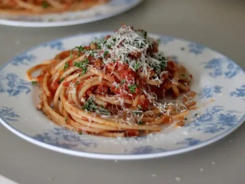 Bucatini a la amatriciana, con pecorino rallado y perejil