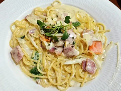 Carbonara de linguine con tocino, queso y perejil italiano