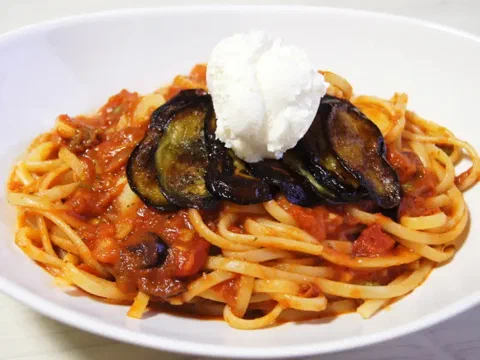 Linguine a la puttanesca, con berenjena salteada y ricotta