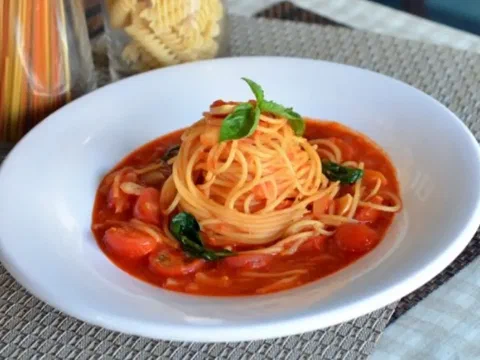 Espagueti al pomodoro con tomate cherry y albahaca fresca
