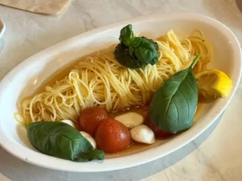 Capellini frío de berenjena y tomate, con albahaca fresca y limón