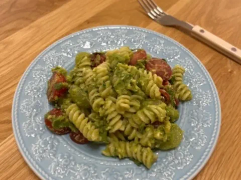 Gemelli guacamole con uvas y tomate cherry, en un plato azul