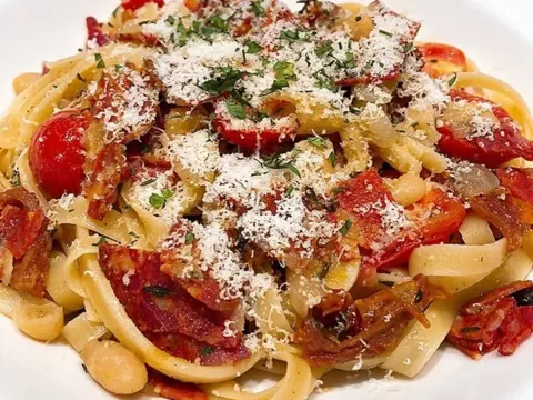 Spaghettini con coles de Bruselas, chorizo y pan rallado tostado