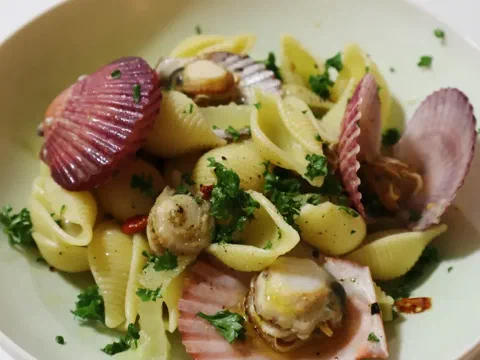 Conchiglie de conchas de abanico, servida con las valvas encima