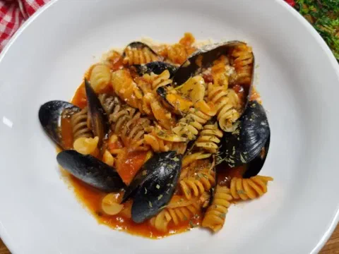 Fusilli de tomate con almejas y mejillones, en su propio caldo