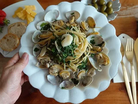 Linguine vongole con berros, almejas abiertas y ralladura de limón