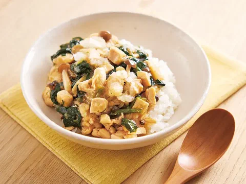 Pechuga de pollo ankake don, en salsa espesa con verduras, sobre arroz