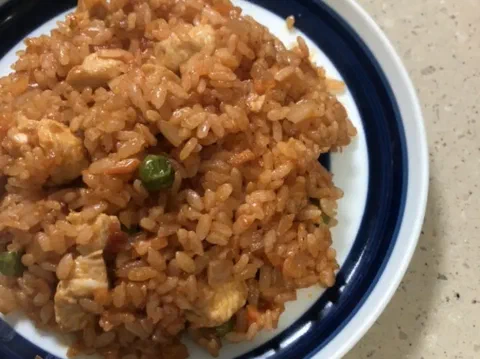 Chicken rice japonés con pechuga, arvejas y arroz salteado con ketchup
