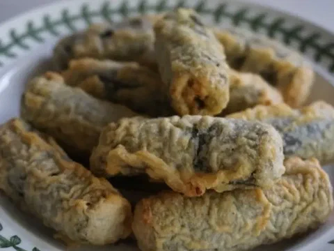 Bastones de pechuga de pollo envueltos en alga nori, fritos y crocantes
