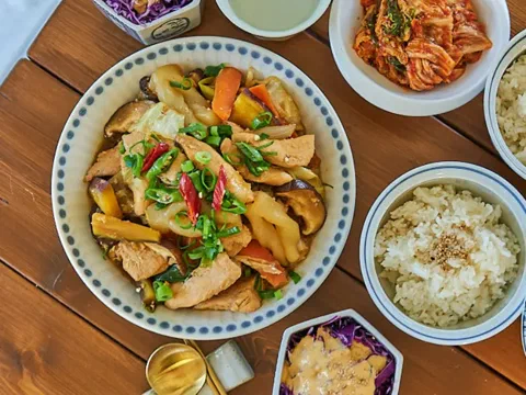Pechuga de pollo guisada con papa, zanahoria y verduras en salsa de soya