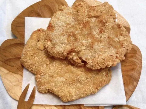 Pechuga de pollo jipai, un empanizado gigante y crocante, recién frito