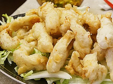 Pechuga de pollo karashi-dori, frita y crocante, sobre lechuga