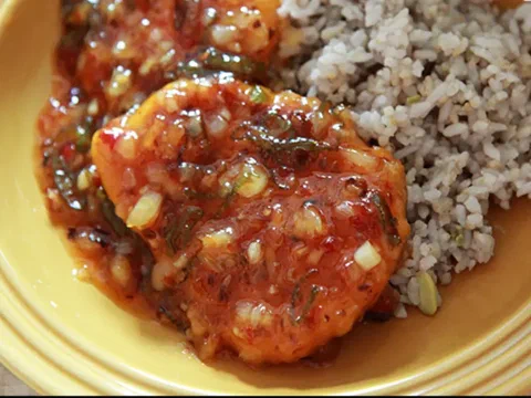 Pechuga de pollo katsu bañada en salsa de mostaza, servida con arroz