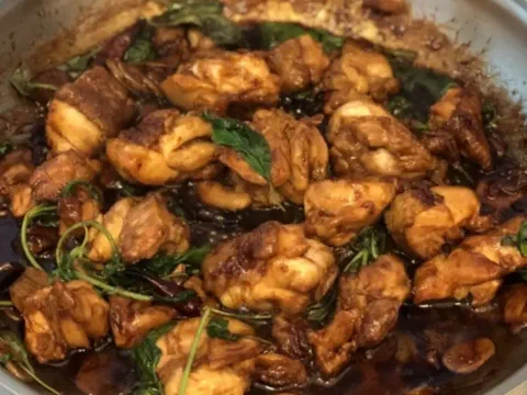 Pechuga de pollo sanbeiji, guisada con albahaca y ajo en salsa oscura