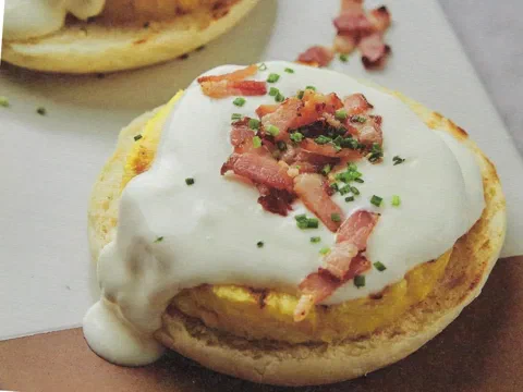 Sándwich abierto de piña dorada sobre petit pan, con yogonesa, tocino y cebolla china