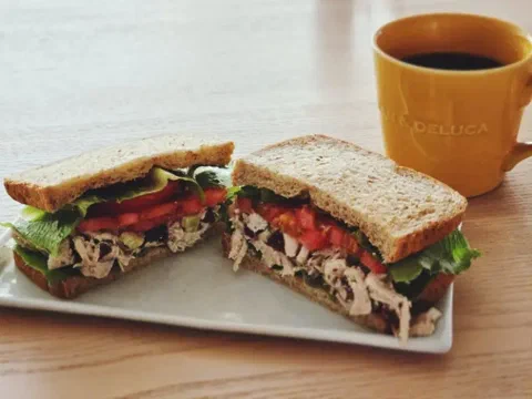 Sándwich de pollo y arándanos, con arándanos deshidratados de decoración