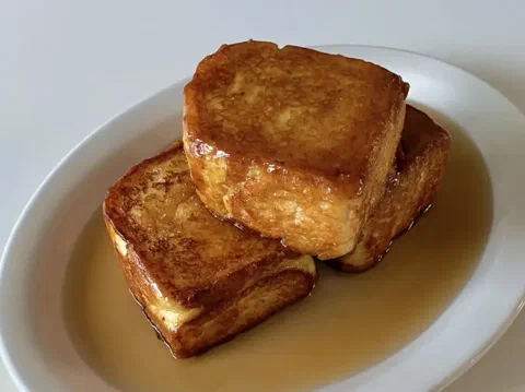 Tostada francesa caramelizada, bañada en su propio caramelo