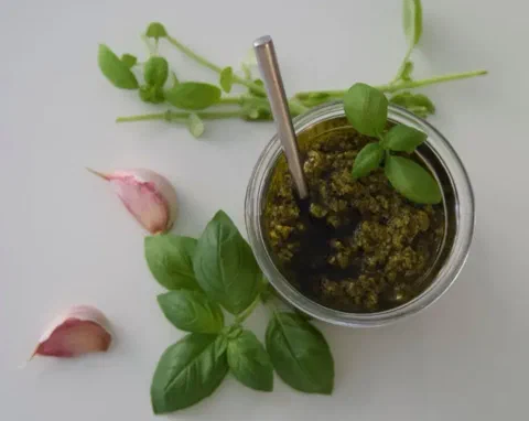 Pesto de albahaca en un frasco de vidrio