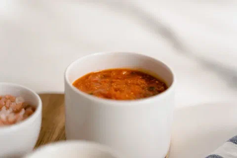 Salsa de tomate en un bowl pequeño