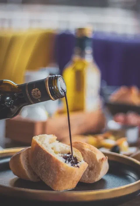 Vinagre balsámico sirviéndose sobre pan