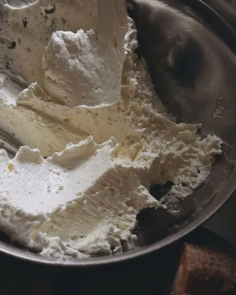 Crema batida a punto de nieve en un bowl