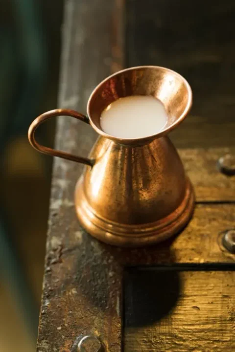 Crema líquida sirviéndose en una jarra
