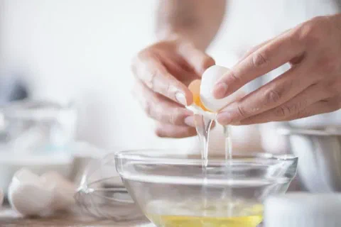 Separando la clara de la yema de un huevo