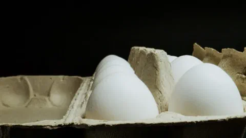 Huevos de gallina en una cartonera