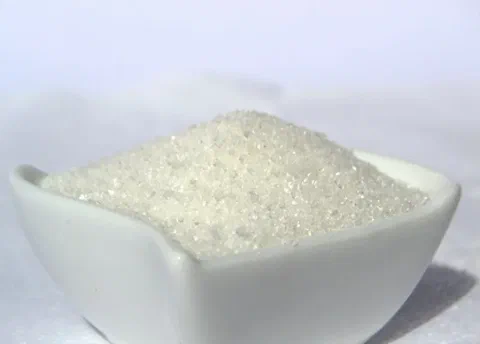 Azúcar blanca granulada en un bowl