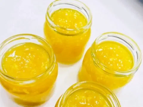 Frascos de mermelada de piña, de color amarillo brillante
