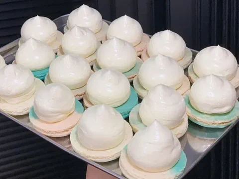 Base de queso crema, usada como relleno sobre macarons