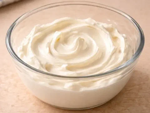 Crema chantilly de yogur recién batida, en un bowl
