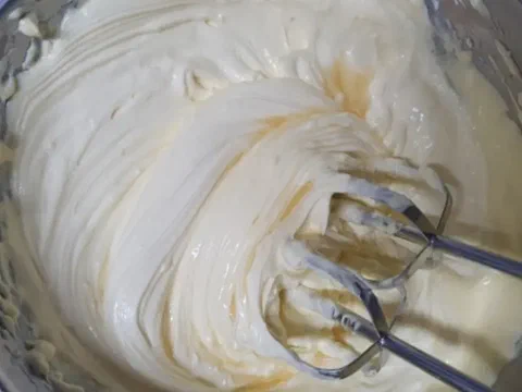 Crema de mascarpone recién batida, con textura firme y brillante