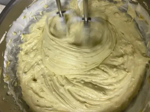 Crema de pistacho montada, recién batida con batidora eléctrica