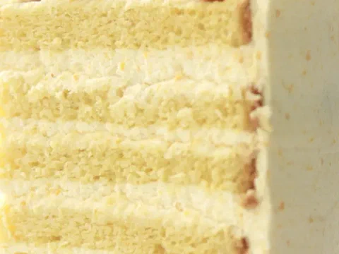 Corte de una torta en capas, mostrando la crema entre el bizcocho