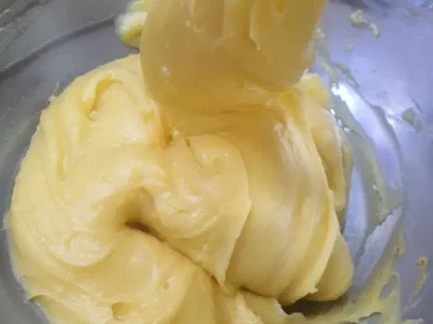 Crema diplomática recién batida, con textura suave y brillante