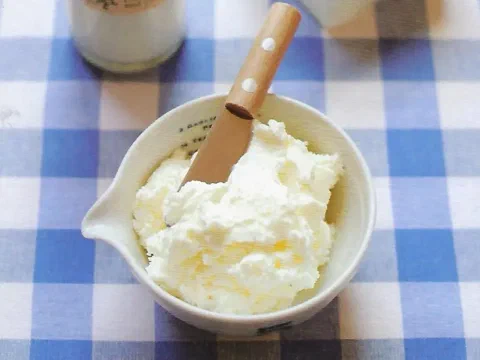 Mantequilla recién batida en un bowl, con un cuchillo de mantequilla encima