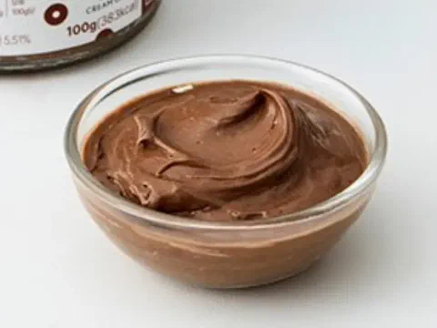 Relleno de chocolate y queso crema, recién mezclado en un bowl