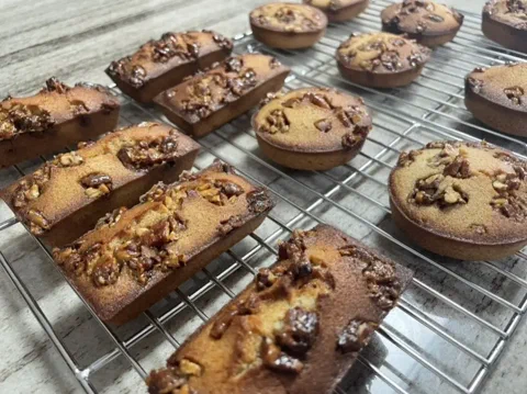 Financiers de maple y pecana en distintos moldes, con la pecana caramelizada visible encima