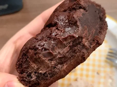 Galleta choco salty levain partida, mostrando el centro húmedo y el chocolate derretido